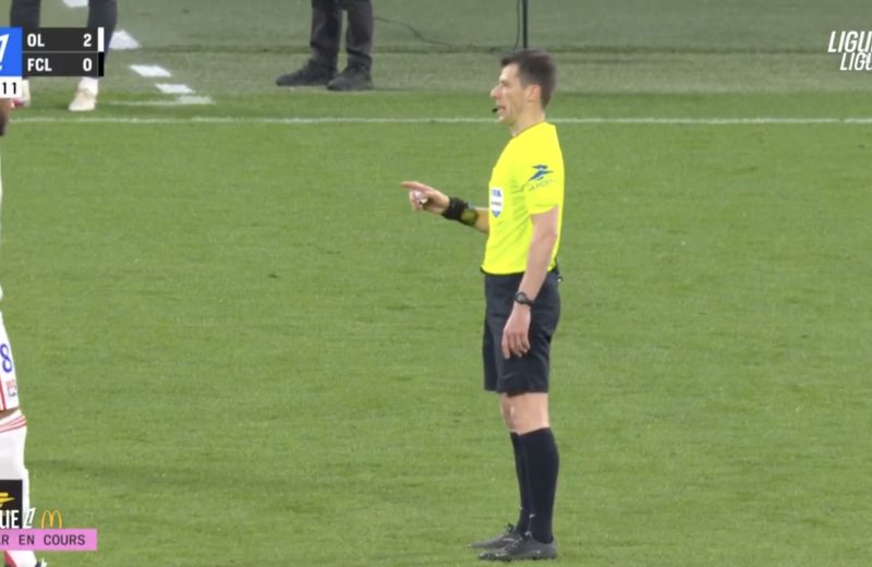 Benoît Bastien est devenu le premier arbitre à utiliser la sonorisation en Ligue 1
